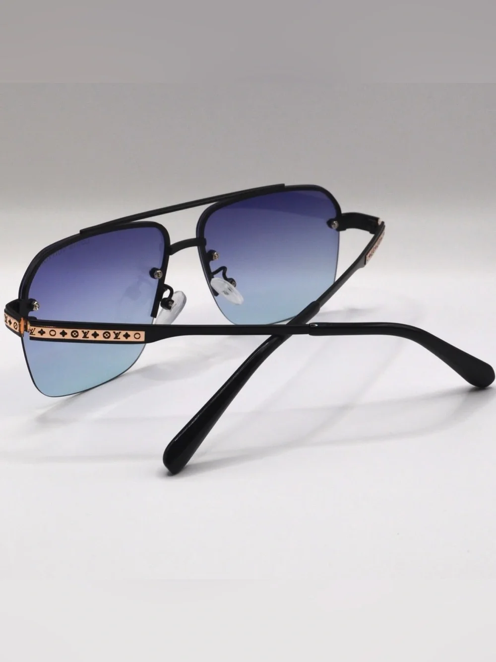Louis Vuitton Men’s Sunglasses – Black / Purple-Blue Gradient – New – 61-14-138